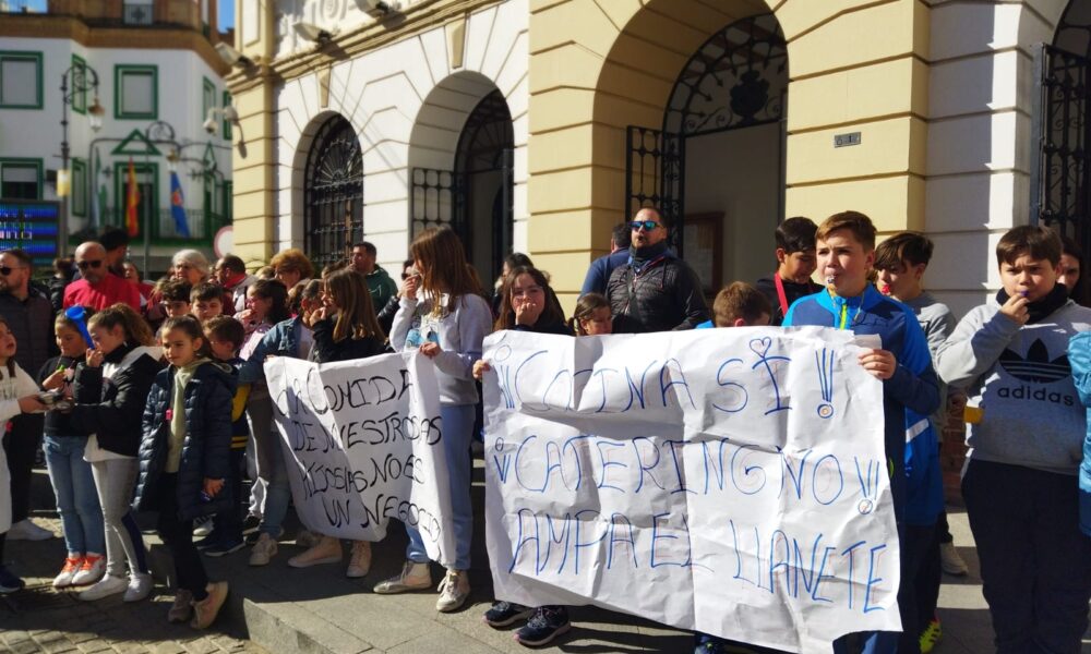 La comunidad educativa del Llanete clama en la calles de Morón por la ...