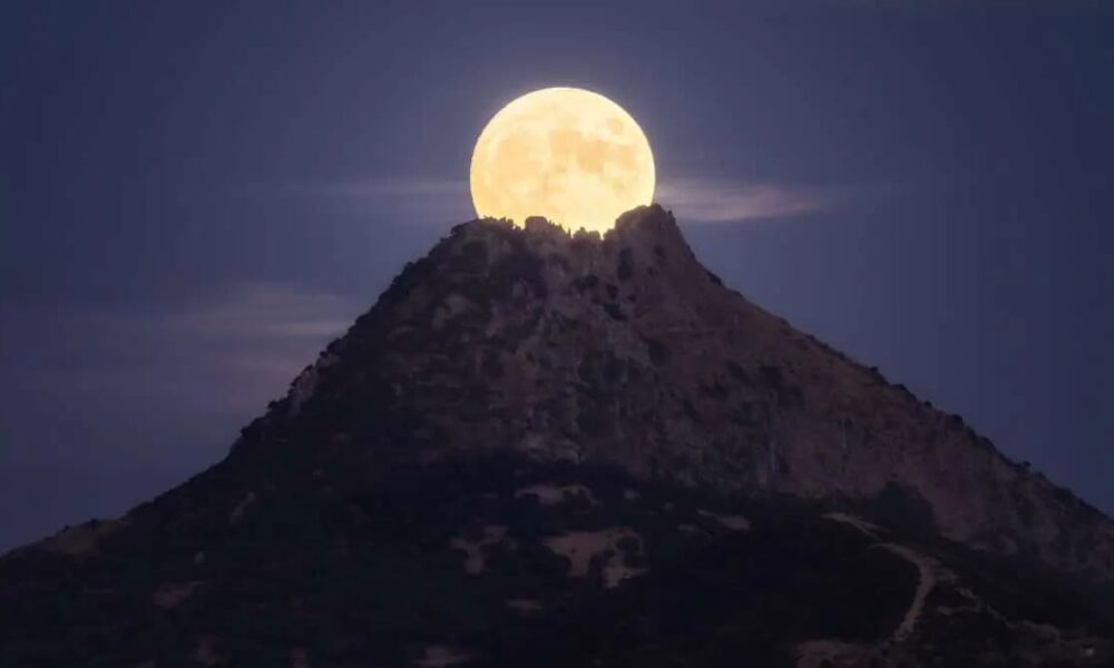 Una espectacular ‘erupción lunar’ tomada por un astrofotógrafo afincado en Morón, entre las 20 fotos del año para Forbes