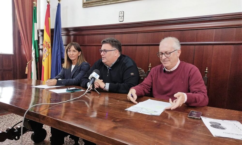 Lola Fernández (guardería Pulgarcito), Curro Valladares (Loterias Puerta Sevilla) y Belén Jurado (farmacéutica),  los Reyes Magos de Morón 2024