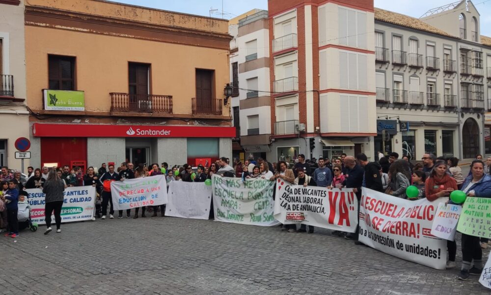 En Vídeo_Concentración de las Escuelas Infantiles y los Colegios públicos de Morón ante los recortes de la Junta