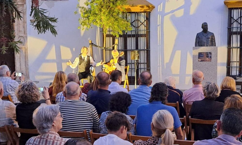 Morón rinde homenaje al cantaor Silvero Franconetti con la instalación de un busto en el Pozo Nuevo